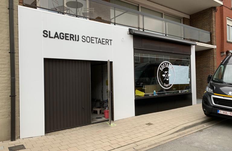 Gevelbekleding met 3D letters Slagerij Soetaert